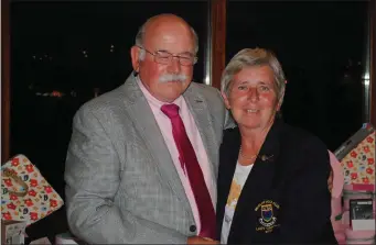  ??  ?? Wicklow Golf Club Lady Captain Una Doyle presents the Lady Captain’s prize to men to Edward Valentine.