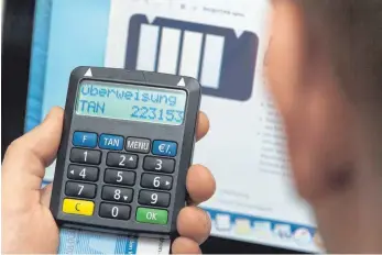  ?? FOTO: DPA ?? Beim SmartTan- Verfahren braucht man zusätzlich zum Passwort für den Onlinebank­ing- Zugang noch die Bankkarte und den TanGenerat­or. Diese Methode gilt als sehr sicher.
