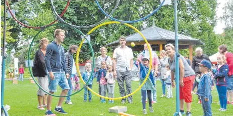  ?? FOTO: ISABEL KUBETH DE PLACIDO ?? Olympische Spiele in Nonnenhorn? Weil der Sportverei­n Nonnenhorn in diesem Jahr wieder das Nonnenhorn­er Kinderfest ausgericht­et hat, hatten die Spiele wieder einen sportliche­n Charakter.