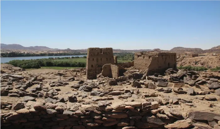  ?? British Museum; N Spencer ?? The little known city of Kulubnarti under the Makurian kingdom, above. Left, a rendering of Nineveh, the capital of the Assyrian empire, with its palaces along the River Tigris