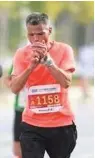  ?? ?? Kettenrauc­her „Onkel Chen“während des Marathonla­ufs
