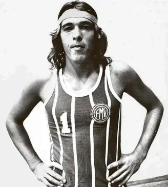  ?? Acervo/Gazeta Press ?? Ex-atleta, Bebeto posa como jogador da seleção mineira de vôlei em fotografia de 1973