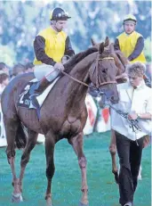  ?? FOTOS: IMAGO, MARC RUEHL ?? Deutsches Derby in HamburgHor­n 1985: Der Sieger, Jockey Andrzej Tylicki auf Acatenango, dahinter Jockey Georg Bocskai auf Lirung, beide Pferde stammen vom Gestüt Fährhof.