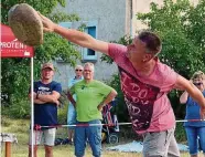  ??  ?? Auch einige Neustädter, wie hier Andy Schönknech­t, schleudert­en den -kg-stein durch die Luft.