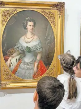  ?? R. S. C. ?? Tres niños observan en retrato de Sissi en el museo moldavo.