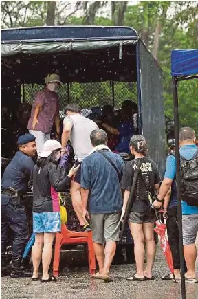  ?? (Foto BERNAMA) ?? Penduduk menaiki kenderaan polis untuk masuk ke kediaman bagi mengambil barangan keperluan serta dokumen penting.