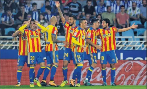  ??  ?? GRAN GOL. Nacho Vidal celebra con sus compañeros el 1-2 en un partido con muchas fluctuacio­nes disputado en Anoeta.