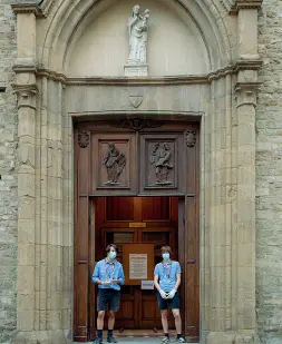  ?? (foto Santoni/Sestini) ?? I due boyscout fuori da Santa Maria Maggiore