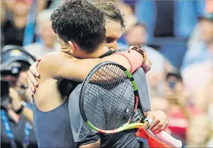  ?? FOTO: EFE ?? Nadal saltó la red y se marchó a fundirse en un abrazo con Dominic Thiem tras ver cómo el smash fallado del austríaco ponía el final