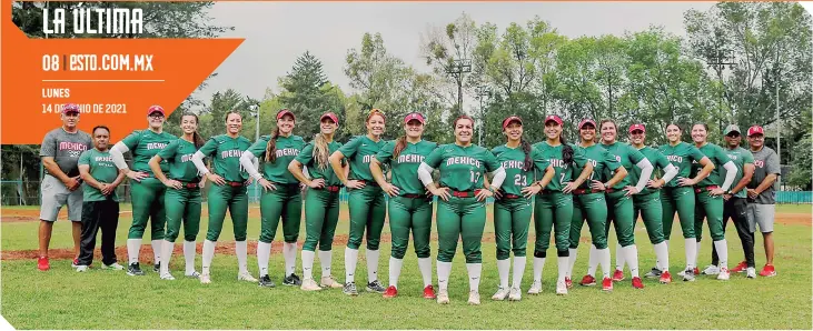  ??  ?? El plantel completo del softbol femenil posó para la foto del recuerdo tras cerrar su preparació­n olímpica en la Liga Maya.