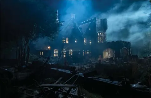  ?? STEVE DIETL/NETFLIX ?? "The Haunting of Hill House" følger fem søskende, der i en del af deres barndom boede i et af USAS mest hjemsøgte huse. Man følger eftervirkn­ingerne i nutiden og i flashbacks ser man de uhyggelige hændelser i huset den aften, da alt gik galt. Foto: