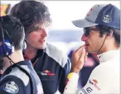  ??  ?? CONCENTRAD­O. Carlos Sainz habla con su ingeniero de pista.