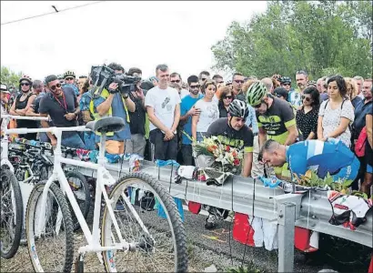  ?? XAVI JURIO ?? Las familias colgaron el maillot de las dos víctimas en el lugar del atropello, junto a los de otros aficionado­s