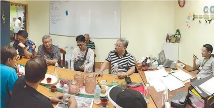  ?? CONTRIBUTE­D FOTO / SEANITO LOW ?? COMMUNITY EFFORTS. Cebu City Office for Substance Abuse Prevention Chief Garry B. Lao (right) meets with officials of Barangays Ermita and Pasil and police station commanders to tackle measures against illegal activities in the community.