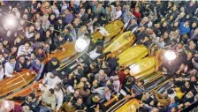  ??  ?? Ayer se efectuaron los funerales de las víctimas de la iglesia de Tanta, Egipto.