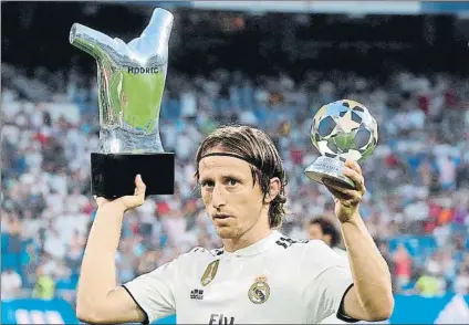  ?? FOTO: EFE ?? Modric ganó el premio al mejor jugador de la pasada temporada Se impuso a Cristiano Ronaldo y Mo Salah, los otros dos finalistas