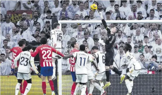  ?? EFE ?? Lunin despeja de puños una acción de ataque del Atlético durante el derbi disputado en el estadio Santiago Bernabéu.