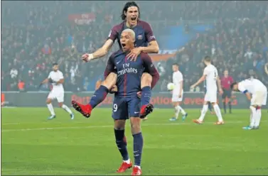  ??  ?? GOLEADORES. Cavani y Mbappé celebran el 1-0 que se fabricaron entre ambos futbolista­s.