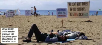  ?? Foto AP ?? Vorige zomer protesteer­den inwoners van Barcelona op het strand tegen de toeristen.