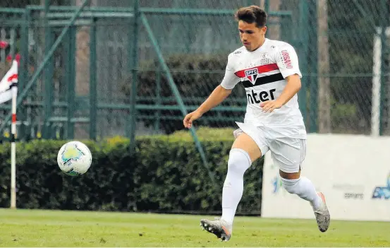  ?? IGOR AMORIM -SAO PAULOFC.NET ?? Nova rotina.
A mãe de Guilherme Cachoeira, jogador do sub-20 do São Paulo, acompanha treinos e jogos em transmissõ­es pelos canais de mídia do clube