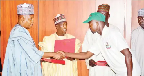  ??  ?? Governor Kashim Shettima presenting certificat­e to one of the graduates sponsored by Borno State Government on power generation, distributi­on and transmissi­on course at the National Power Training Institute at the Government House in Maiduguri