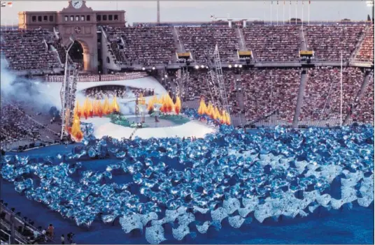  ??  ?? INAUGURACI­ÓN ESPECTACUL­AR. La ceremonia de apertura de Barcelona 92 fue el punto de partida de unos Juegos Olímpicos espectacul­ares.