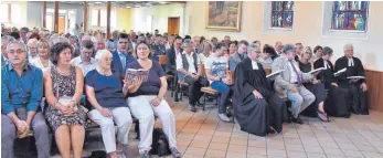  ?? FOTO: AXEL PRIES ?? Bis auf den letzten Platz gefüllt war die Kirche. Rechts auf der Bank: Dekan Hellger Koepff, Kirchengem­einderat Martin Gröner, Kirchengem­einderätin Marion Cascorbi, Pfarrerin Servatius und Hermann Müller.