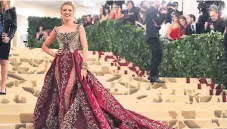  ??  ?? RECUERDE. Blake Lively, actriz de “Un pequeño favor”, considerad­a la reina de la Gala MET 2018, cuyo tema fue la moda y la religión.