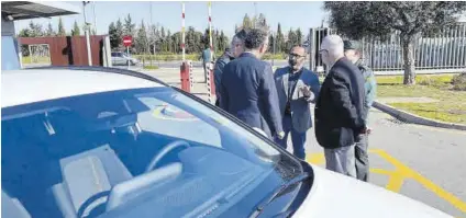  ?? DIPUTACIÓN DE CÁCERES ?? Iniciativa Morales, Quintana y responsabl­es de la Comandanci­a y del Gobierno en Cáceres junto al coche.