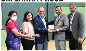  ?? ?? Ms. Thilakajin­adasa, Team Leader Sports Developmen­t of the Gateway Group along with the senior management team of Gateway College Colombo presenting a memento to Mr. Pradeep Nishantha