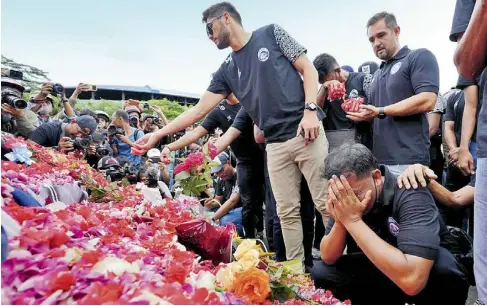  ?? CORTESÍA ?? Jugadores de los equipos estuvieron en el estadio dando el pésame a los familiares de las víctimas.