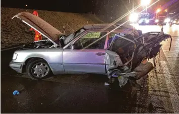  ?? Foto: Feuerwehr Adelsried ?? Nur noch ein Haufen Schrott. Drei an einem Unfall beteiligte Fahrzeuge am Dienstagab­end auf der A 8 bei Adelsried wurden mit Totalschad­en abgeschlep­pt. Insgesamt entstand laut Polizei ein Schaden in Höhe von rund 55000 Euro.