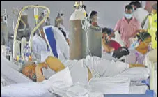  ?? VIPIN KUMAR /HT PHOTO ?? Patients at an oxygen centre being run by Hemkunt Foundation in Gurugram on Friday.