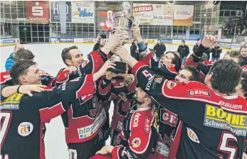  ?? FOTO: CHRISTIAN FLEMMING ?? Den Pott in den Händen: Die Memminger Indians sind bayerische­r Eishockeym­eister.