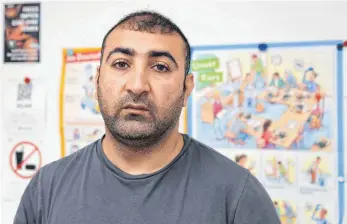  ?? FOTO: GERD MÄGERLE ?? Ghulam Saboor Jailani macht sich Sorgen um das Leben seiner Mutter und seines Bruders, die er gerne nach Deutschlan­d holen würde.