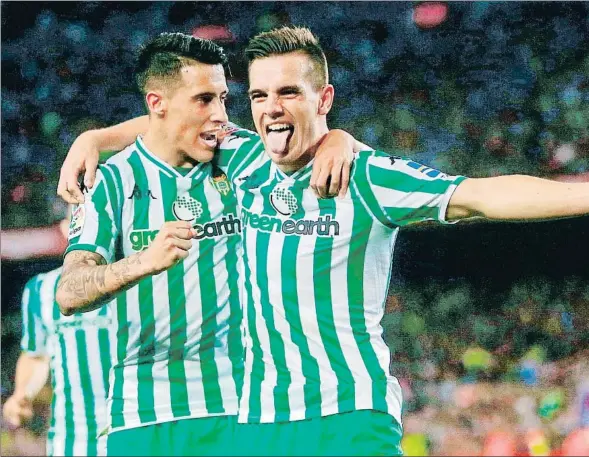  ??  ?? Tello celebra con su compañero Lo Celso el tercer gol del Betis en el Camp Nou