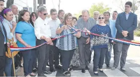  ??  ?? El intendente asunceno Mario Ferreiro inauguró ayer la renovación de “Médicos del Chaco”, acompañado de autoridade­s municipale­s.