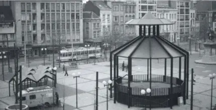  ?? FOTO RR ?? De huidige kiosk op de Groenplaat­s kort na de heraanleg van het plein in de jaren zeventig.