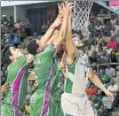  ?? FOTO: EFE ?? Unicaja y Betis, al rebote