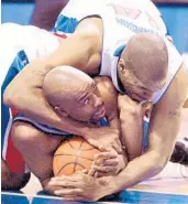  ?? SENTINEL FILE PHOTO ?? Corliss Williamson, right, fighting for the ball with Orlando’s Jacque Vaughn in 2003, embraced physical play.