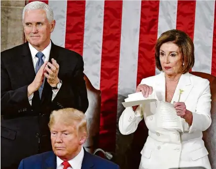  ?? Mandel Ngan/AFP ?? Nancy Pelosi rasga folhas do discurso de Donald Trump ao lado do vice, Mike Pence, no Congresso