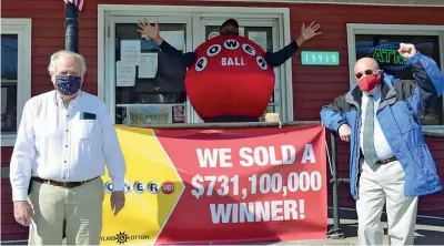  ??  ?? All’emporio
I proprietar­i del negozio di alimentari Coney Market, dove è stato acquistato il biglietto vincente, festeggian­o con uno striscione