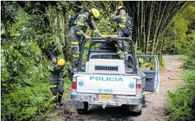  ??  ?? Policías, Defensa Civil y Cuerpo de Bomberos toman parte en esta labor.