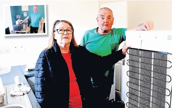  ?? ?? Complaint Annie and William Mooney were told their kitchen installati­on would take six days but they say it resulted in five weeks of stress, inset, Mr Mooney with kitchen appliances set up in the living room