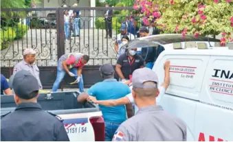 ?? ANEUY TAVÁREZ ?? Personal de la Policía recolecta evidencias en frente de la casa del abogado Basilio Guzmán.