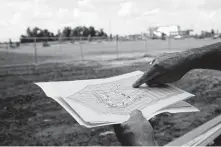  ?? Marie D. De Jesús / Staff photograph­er ?? A Fort Bend ISD official points at the burial site where the remains of 95 black prison laborers were found.