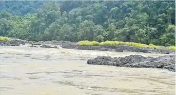  ??  ?? Rocks across the river bed at Pelagus Rapids.