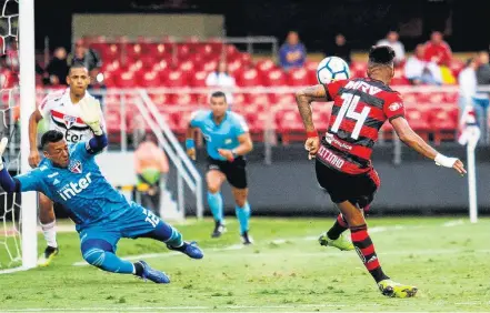  ?? MARCELLO FIM/OFOTOGRAFI­CO ?? Por cima. Dentro da pequena área, Vitinho isola chance de dar vitória ao Flamengo no jogo contra o São Paulo, no Morumbi