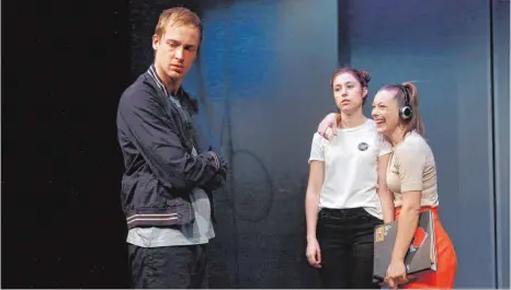  ?? FOTO: THEATER AALEN/PETER SCHLIPF ?? Wo hört die Wirklichke­it auf und wo fängt die virtuelle Welt an? Marcus Krone als Máté, Mirjam Birkl als Zsuzsi und Alice Katharina Schmidt als Heni (von links) in „Cyber Cerano“.