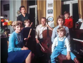  ??  ?? Aristos. La famille Albrecht chez elle, en Basse-Saxe, en 1976. Ursula, assise au piano, tient sur ses genoux son frère Donatus.